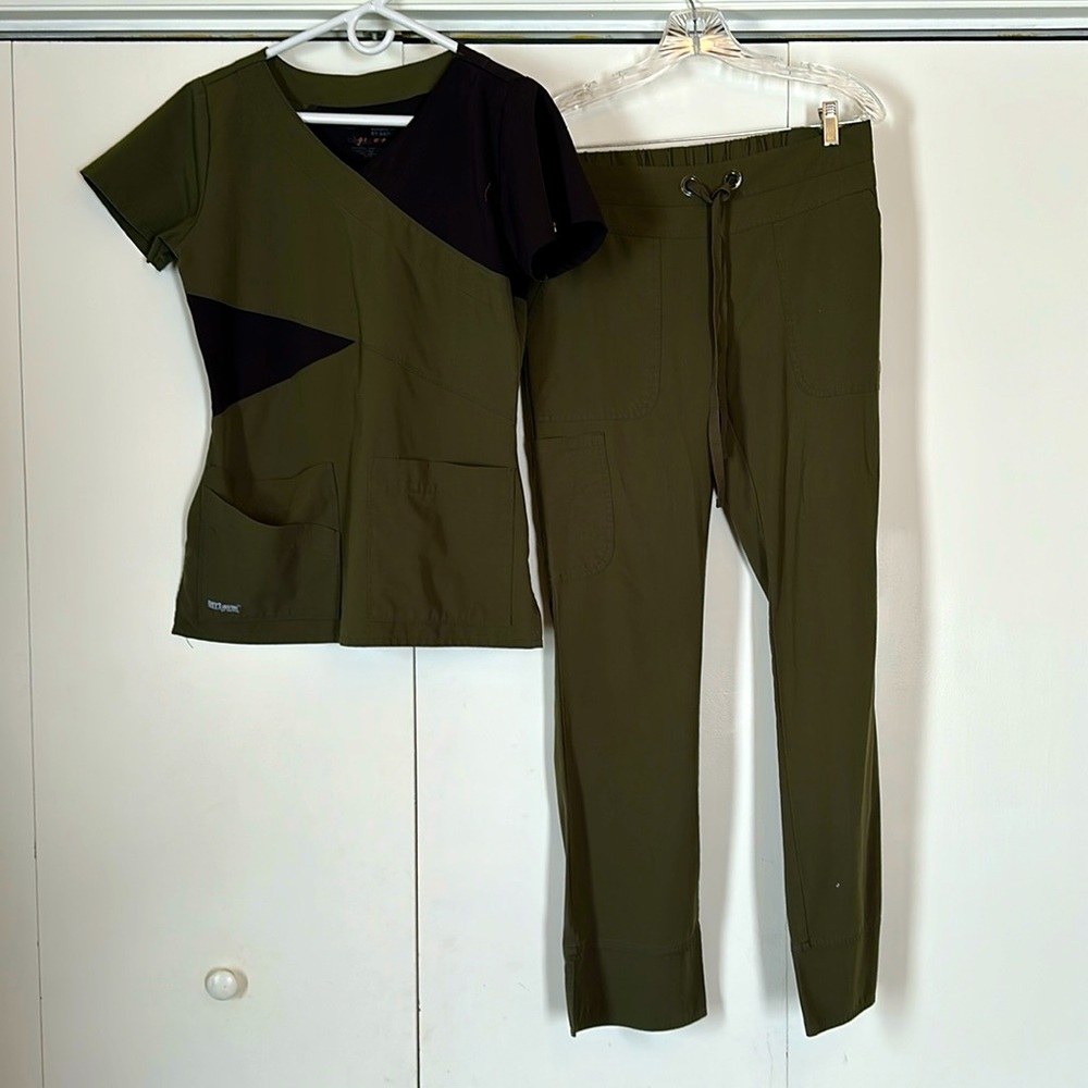 Grey’s Anatomy by Barco Signature scrub set women’s Small olive black